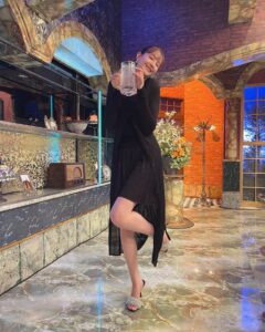 Reina Triendl Instagram - みなさん大雨大丈夫ですか🌧️？ 今夜放送の 「人志松本の酒のツマミになる話」 に出演させていただきます🍻 お時間ありましたら ぜひ☺️。
