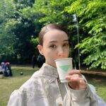 Reina Triendl Instagram - PRADA MODE🩵 東京都庭園美術館にて庭園を舞台に、建築、アート、音楽を満喫してきました☺️ 晴れていて、気持ちがよかった〜! このpradaの洋服もとっても好み☺️☺️ #PRADAMODE