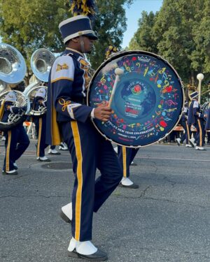 Renée Elise Goldsberry Instagram - My 2024 started with a PARADE!
#RoseBowlParade
The Grand Marshall was 🔥! @audramcdonald #willswenson
4ever grateful 4 the invite! @cswanson44 @meswanson @coleswanson_ @lukeswannn @kenjiswanson @juliarswanson 
#HAPPYNEWYEAR2024