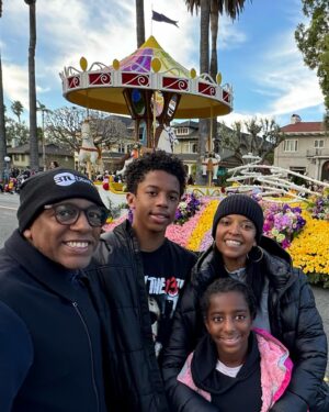 Renée Elise Goldsberry Instagram - My 2024 started with a PARADE!
#RoseBowlParade
The Grand Marshall was 🔥! @audramcdonald #willswenson
4ever grateful 4 the invite! @cswanson44 @meswanson @coleswanson_ @lukeswannn @kenjiswanson @juliarswanson 
#HAPPYNEWYEAR2024