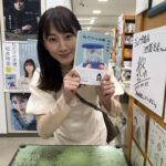Rena Matsui Instagram - たくさんの書店さんに伺い、ご挨拶とサイン本の作成をさせていただきました。 直接書店員さんとお会いし、作品の感想を聞くことができるこの時間をこれからも大切にし続けていきたいと思います。 エッセイを大きく取り扱っていただきありがとうございます。 FC版も追加でサイン本を作りましたので、販売をお待ちください！ #私だけの水槽