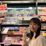 Rena Matsui Instagram - たくさんの書店さんに伺い、ご挨拶とサイン本の作成をさせていただきました。 直接書店員さんとお会いし、作品の感想を聞くことができるこの時間をこれからも大切にし続けていきたいと思います。 エッセイを大きく取り扱っていただきありがとうございます。 FC版も追加でサイン本を作りましたので、販売をお待ちください！ #私だけの水槽