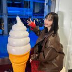 Rena Matsui Instagram - JR東日本のYouTubeにて秋田に行った模様が公開されています。 もっと秋田らしいフォトスポットあっただろうに、なぜかソフトクリームの置物と撮影しました。 秋田らしさは動画で！！ 👗@ungrid_official 💍@goldy_jp 👞@superga_official