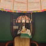 Rena Matsui Instagram - 大好きな聖子さんとさとみさんが出ている舞台を観に三軒茶屋へ。 お休みの日にインプットをしてゆったり過ごすのもいいね。 『#カラカラ天気と5人の紳士』は棺桶の使い道を考える紳士たちの物語。 使うんだったら誰かが死なないと行けないじゃないかと、どうやったら死ねるのか試行錯誤するんだけど、その会話模様が面白くもあり、時々怖くもなる。 聖子さんとさとみさんは嵐のように現れ、雨風を降らしまくっていく様がかっこよくて痺れちゃう。(特に息を吐き出すあのシーンが大好き) 「死ぬのを止める権利なんてないでしょ！」と啖呵切るところは思わず唸ってしまいました。 時代によって変わる価値観、死生観。 生きること、死ぬことって普段はあまり意識しないで生活しているけど、生きているって常に死への準備をしているんだなと観終わった今は感じています。 東京公演は4/26まで。 4/23には配信もあるみたいなので、ぜひ。