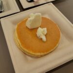 Rena Matsui Instagram - ほぼ日の #渋谷バターまつり へ行って来ました！ 50種類のバターを試食できるバター好きにはたまらないイベント。初日に意気込んでたっぷり食べて来ました。 同じに思えるものも、塩気、ミルク感、口溶けとそれぞれに個性があり、試食だけじゃ足りないよと喫茶のメニューにバターごはんも頼む。 とよとみフレーバーのトリュフは香りがとってもよく、鼻に抜けるトリュフと塩気が最高！ 試食したオーソドックスなバターの中ではそらのミルクバターが特にお気に入り。なめらかな口溶けにもっと食べたい！となりました。 あのつやめき、あのかおり、あのくちどけ。バターは幸福度をあげるアイテム。 一緒に行ってくれたよしかさん(@yoshidasan.disney )ありがとうございました💓