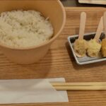 Rena Matsui Instagram - ほぼ日の #渋谷バターまつり へ行って来ました！ 50種類のバターを試食できるバター好きにはたまらないイベント。初日に意気込んでたっぷり食べて来ました。 同じに思えるものも、塩気、ミルク感、口溶けとそれぞれに個性があり、試食だけじゃ足りないよと喫茶のメニューにバターごはんも頼む。 とよとみフレーバーのトリュフは香りがとってもよく、鼻に抜けるトリュフと塩気が最高！ 試食したオーソドックスなバターの中ではそらのミルクバターが特にお気に入り。なめらかな口溶けにもっと食べたい！となりました。 あのつやめき、あのかおり、あのくちどけ。バターは幸福度をあげるアイテム。 一緒に行ってくれたよしかさん(@yoshidasan.disney )ありがとうございました💓