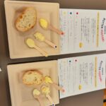 Rena Matsui Instagram - ほぼ日の #渋谷バターまつり へ行って来ました！ 50種類のバターを試食できるバター好きにはたまらないイベント。初日に意気込んでたっぷり食べて来ました。 同じに思えるものも、塩気、ミルク感、口溶けとそれぞれに個性があり、試食だけじゃ足りないよと喫茶のメニューにバターごはんも頼む。 とよとみフレーバーのトリュフは香りがとってもよく、鼻に抜けるトリュフと塩気が最高！ 試食したオーソドックスなバターの中ではそらのミルクバターが特にお気に入り。なめらかな口溶けにもっと食べたい！となりました。 あのつやめき、あのかおり、あのくちどけ。バターは幸福度をあげるアイテム。 一緒に行ってくれたよしかさん(@yoshidasan.disney )ありがとうございました💓