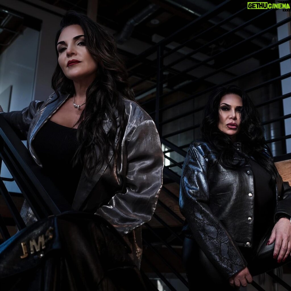 Renee Graziano Instagram - I GOT ya Back!! #dualmeaning . Nobody fights you like your own sister; nobody else knows the most vulnerable parts of you and no one will defend your honor like your sister to an outsider right wrong or indifferent #thegrazianogirls #reneegraziano #jennifergraziano #mobeives #mobbedup ##mobicon #iconicshit #sittight #imsober peeptheredcarpet #therealluckygirl #blessed . @jenngraziano extremely grateful for you and I don’t know we show it (working on that) but I always thank God for you and @lananotamobwife Photography and designer @jonathanmarcstein Jewelry @mobcandyjewelry Mua @makeup_by hamest