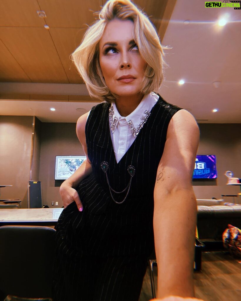Renee Paquette Instagram - Business attire only. 💌 🖊️