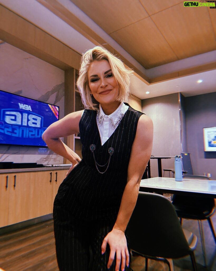 Renee Paquette Instagram - Business attire only. 💌 🖊️