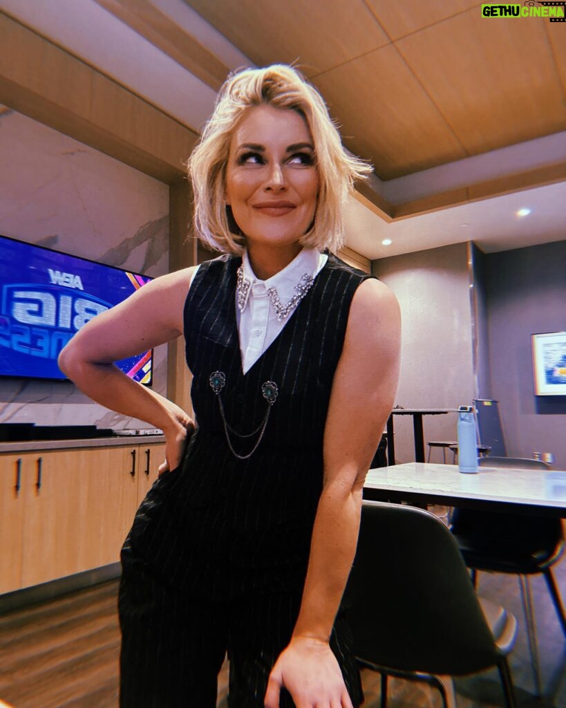 Renee Paquette Instagram - Business attire only. 💌 🖊️