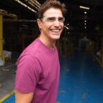 Reynaldo Gianecchini Instagram - Que Mon Bijou é mais do que bom todo mundo já sabe. Mas por quê será que ele é tão bom assim? Fui descobrir como funciona a criação dos produtos lá na fábrica da @bombriloficial e olha, foi demais. Dá uma conferida aqui no vídeo pra saber como foi e me conta qual é seu aroma favorito de Mon Bijou. 💜💛 #émaisdoquebomédabombril #monbijou #ésóelogios #bombril