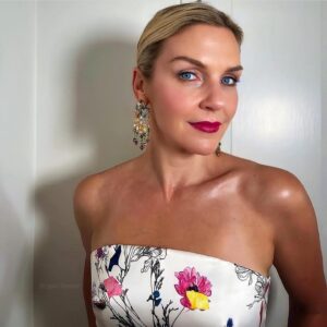 Rhea Seehorn Instagram - WHAT A FANTASTIC EVENING! Thank you to the @televisionacad for the #creativeartsemmys celebration!
And congrats to all the other nominees and winners, I loved being in your company! xo
#coopersbar 
PR: @viewpoint.pr 
STYLE: @highheelprncess 
HAIR: @matthewstylist 
M/U: @kayleenmcadams 
Dress/Clutch: @moniquelhuillier
Shoes: @flordemariacollection
Ring: @kallatijewelry 
Earrings: @anabelachan