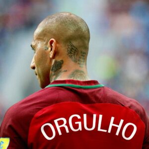 Ricardo Quaresma Instagram - No Dia Internacional dos Ciganos, celebro a cultura cigana e o significado profundo de “vestir a camisola”. Como futebolista, vesti muitas, mas a que mais valorizo é a da minha comunidade, símbolo das minhas raízes e da nossa luta por reconhecimento e igualdade. “Vestir a camisola” reflete compromisso e paixão, seja no futebol ou na vida, representando a nossa união e determinação contra preconceitos. Hoje, reafirmo o meu empenho em lutar por um mundo justo, onde ser cigano é motivo de orgulho. Sou grato a todos os que estão nesta jornada comigo. Juntos, somos mais fortes.

#orgulho
#diainternacionaldosciganos
#internationalromaniday