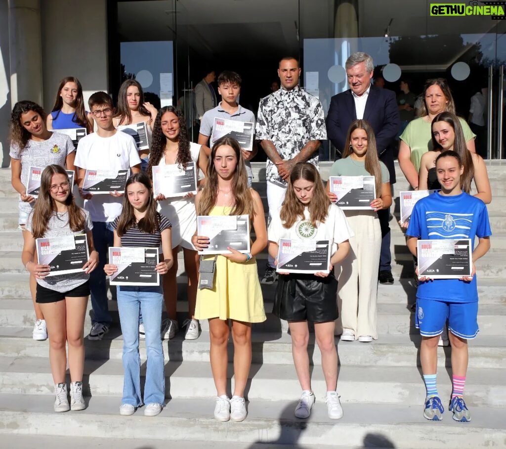 Ricardo Quaresma Instagram - Quero agradecer a toda a equipa do @eduardovrodrigues e da @cm_gaia por mais uma vez atribuírem a bolsa @ricardoquaresmaoficial Mais do que um prémio, é o reconhecimento da importância do desporto e do estudo na nossa sociedade. E isso vale muito mais do que passar horas e horas nas redes sociais. Obrigado 💪