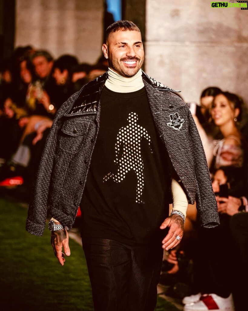 Ricardo Quaresma Instagram - Playing at @lisboafashionweek field 😎 with the “Fashion Coach” @dino_alves_eu 🔥 Obrigado @ligaportugal pela experiência!