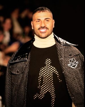 Ricardo Quaresma Instagram - Playing at @lisboafashionweek field 😎 with the “Fashion Coach” @dino_alves_eu 🔥

Obrigado @ligaportugal pela experiência!