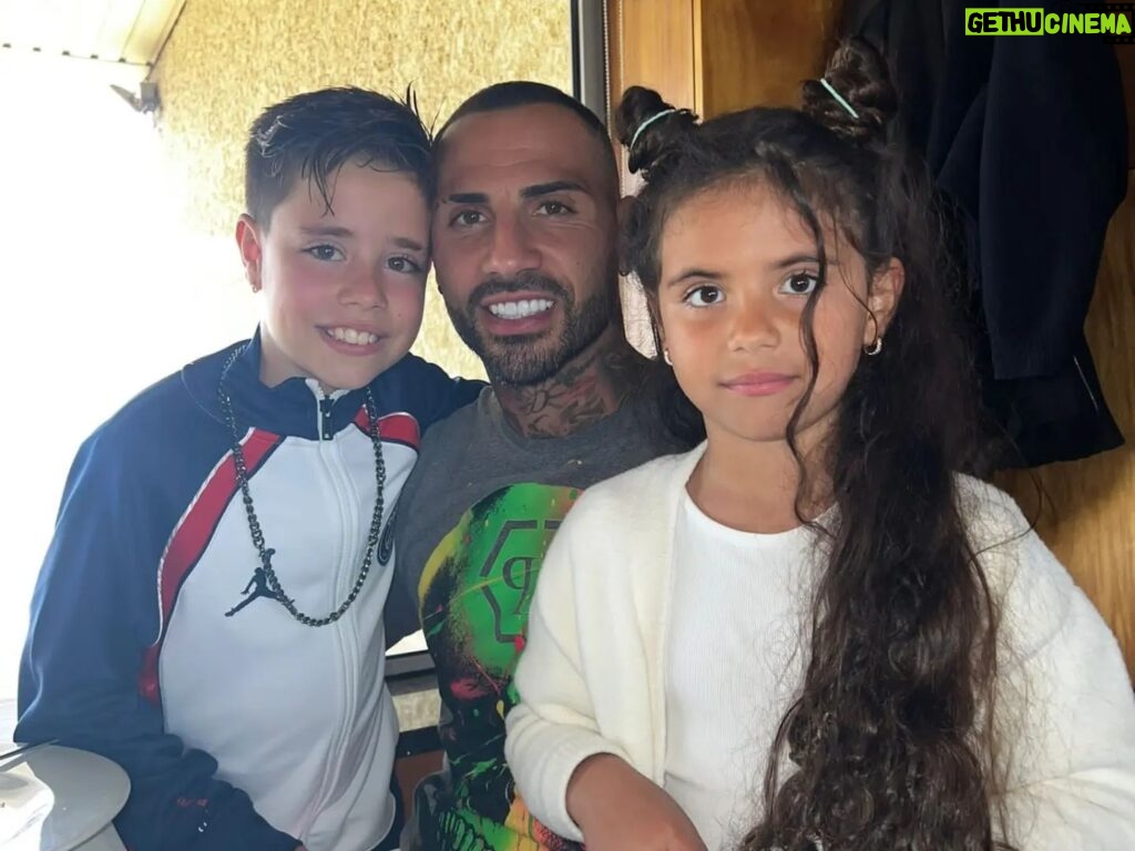 Ricardo Quaresma Instagram - Celebro o dia da criança com o desejo de que um dia todas as crianças do mundo possam brincar em paz. Agradeço todos os dias a Deus por ter na minha vida os meus filhos, são eles que me inspiram a continuar a caminhada da vida. ❤️🙏🏼