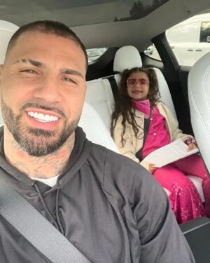 Ricardo Quaresma Instagram - Vestida à rigor para a festa de carnaval ❤️❤️❤️😂😂😂