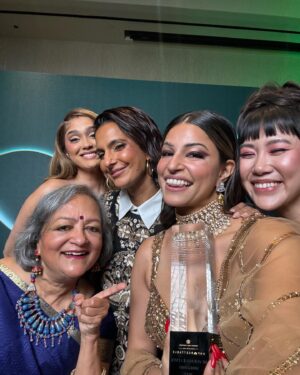 Richa Shukla Moorjani Instagram - I’ve never been one to place much importance on awards, especially in an industry where it feels like a daily struggle for my people to even be seen at all. But recognition is all the more meaningful coming from our own community of extraordinarily talented humans. I’m so grateful to @character.media for acknowledging @neverhaveiever with the Vanguard award for the monumental impact it has had on our community, the industry and the world at large. There’s still so much work to do to carve a place for ourselves, and we don’t take this honor for granted. 

Thank you for continuously championing API talent and reminding us of our collective power. I’m filled with profound pride and hope every time I’m in that room. Missing @maitreyiramakrishnan @darrenbarnet @jarenlewison @mindykaling @loulielang and every other invaluable artist from the NHIE family. 

@unforgettablegala