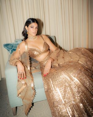 Richa Shukla Moorjani Instagram - @seemagujraldesign thank you for letting me wear this breathtaking work of art 💛 
-
📸 @cibellelevi 
Stylist: @styledbyambika 
Hair: @virginie.pineda 
Makeup: @thegabriellealvarez 
💎: @notandas_jewellers 
PR: @aaayeshamehta 
Tailoring: @mrs.jun.tailor 

Special shout out to @beverlyhilton 🙏🏽