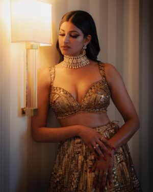 Richa Shukla Moorjani Instagram - @seemagujraldesign thank you for letting me wear this breathtaking work of art 💛 
-
📸 @cibellelevi 
Stylist: @styledbyambika 
Hair: @virginie.pineda 
Makeup: @thegabriellealvarez 
💎: @notandas_jewellers 
PR: @aaayeshamehta 
Tailoring: @mrs.jun.tailor 

Special shout out to @beverlyhilton 🙏🏽