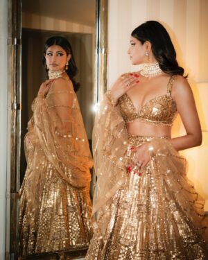 Richa Shukla Moorjani Instagram - @seemagujraldesign thank you for letting me wear this breathtaking work of art 💛 
-
📸 @cibellelevi 
Stylist: @styledbyambika 
Hair: @virginie.pineda 
Makeup: @thegabriellealvarez 
💎: @notandas_jewellers 
PR: @aaayeshamehta 
Tailoring: @mrs.jun.tailor 

Special shout out to @beverlyhilton 🙏🏽