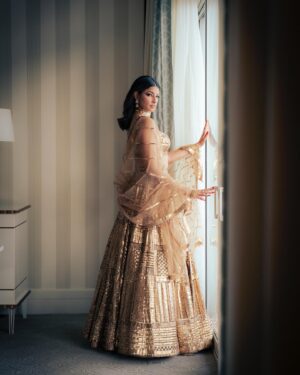 Richa Shukla Moorjani Instagram - @seemagujraldesign thank you for letting me wear this breathtaking work of art 💛 
-
📸 @cibellelevi 
Stylist: @styledbyambika 
Hair: @virginie.pineda 
Makeup: @thegabriellealvarez 
💎: @notandas_jewellers 
PR: @aaayeshamehta 
Tailoring: @mrs.jun.tailor 

Special shout out to @beverlyhilton 🙏🏽