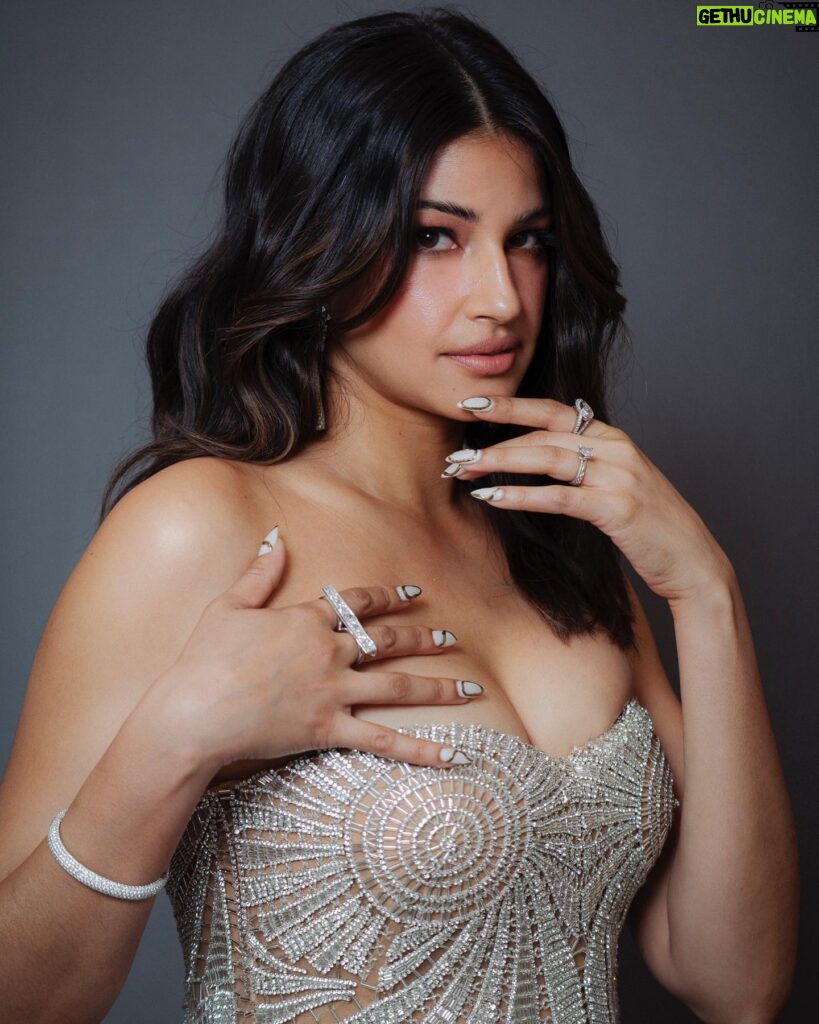 Richa Shukla Moorjani Instagram - A dream to wear this exquisite piece from @simkhai for @criticschoice 💎🌟 Styling @itsamandalim Hair @kattthompson Makeup @thegabriellealvarez Jewels @mindimondny @dena_kemp 👛 @mae_cassidy 👠 @aeranewyork 📸 @cibellelevi