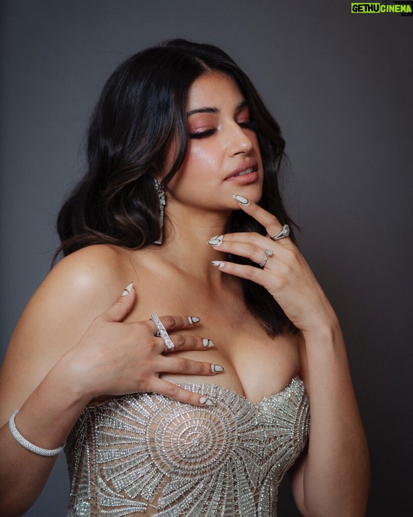 Richa Shukla Moorjani Instagram - A dream to wear this exquisite piece from @simkhai for @criticschoice 💎🌟 Styling @itsamandalim Hair @kattthompson Makeup @thegabriellealvarez Jewels @mindimondny @dena_kemp 👛 @mae_cassidy 👠 @aeranewyork 📸 @cibellelevi