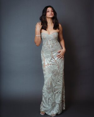 Richa Shukla Moorjani Instagram - A dream to wear this exquisite piece from @simkhai for @criticschoice 💎🌟

Styling @itsamandalim 
Hair @kattthompson 
Makeup @thegabriellealvarez 
Jewels @mindimondny @dena_kemp 
👛 @mae_cassidy 
👠 @aeranewyork 
📸 @cibellelevi