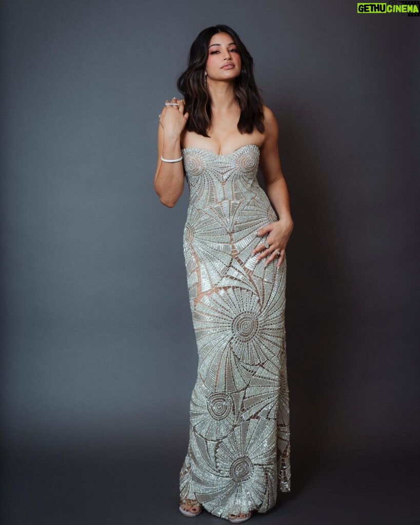 Richa Shukla Moorjani Instagram - A dream to wear this exquisite piece from @simkhai for @criticschoice 💎🌟 Styling @itsamandalim Hair @kattthompson Makeup @thegabriellealvarez Jewels @mindimondny @dena_kemp 👛 @mae_cassidy 👠 @aeranewyork 📸 @cibellelevi