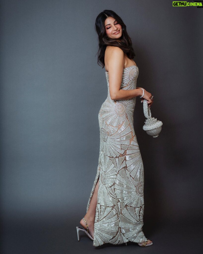 Richa Shukla Moorjani Instagram - A dream to wear this exquisite piece from @simkhai for @criticschoice 💎🌟 Styling @itsamandalim Hair @kattthompson Makeup @thegabriellealvarez Jewels @mindimondny @dena_kemp 👛 @mae_cassidy 👠 @aeranewyork 📸 @cibellelevi