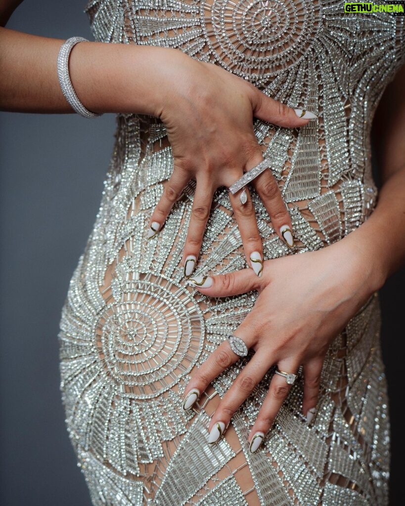 Richa Shukla Moorjani Instagram - A dream to wear this exquisite piece from @simkhai for @criticschoice 💎🌟 Styling @itsamandalim Hair @kattthompson Makeup @thegabriellealvarez Jewels @mindimondny @dena_kemp 👛 @mae_cassidy 👠 @aeranewyork 📸 @cibellelevi