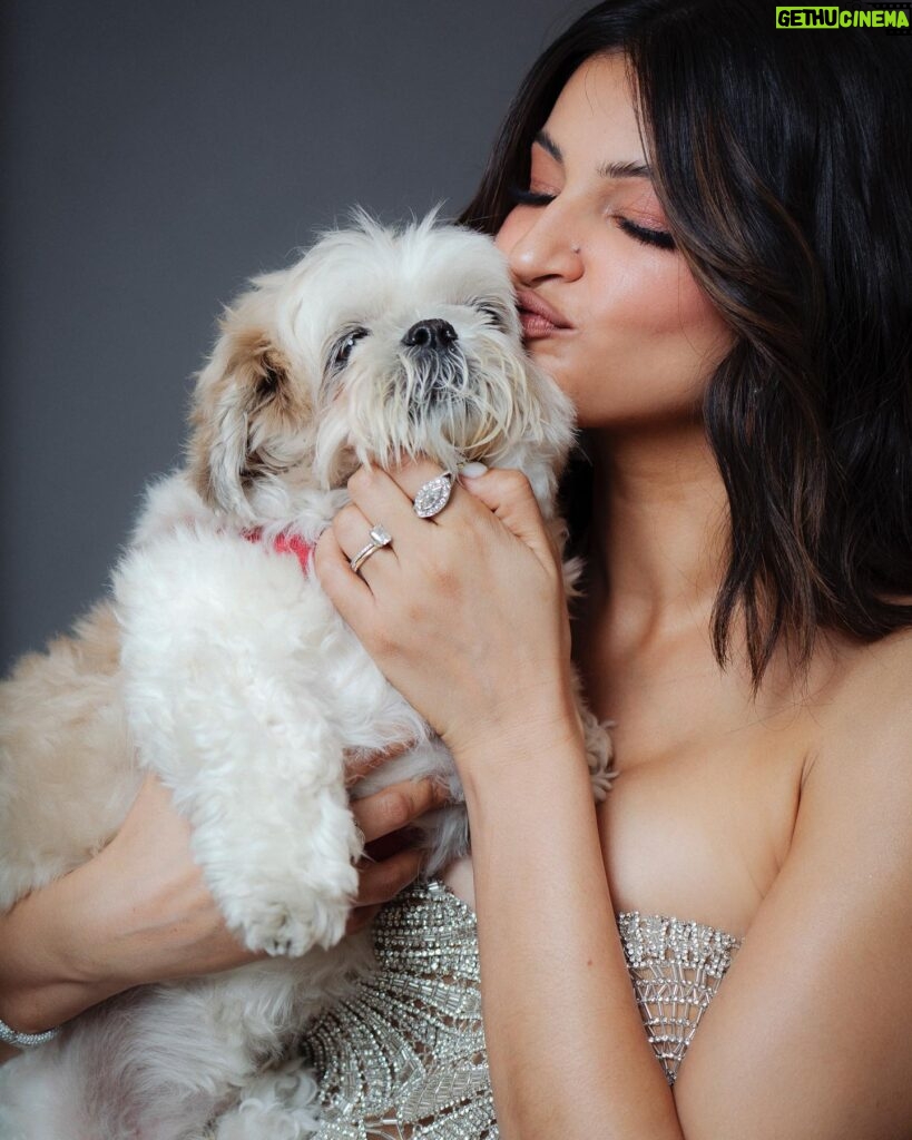 Richa Shukla Moorjani Instagram - A dream to wear this exquisite piece from @simkhai for @criticschoice 💎🌟 Styling @itsamandalim Hair @kattthompson Makeup @thegabriellealvarez Jewels @mindimondny @dena_kemp 👛 @mae_cassidy 👠 @aeranewyork 📸 @cibellelevi