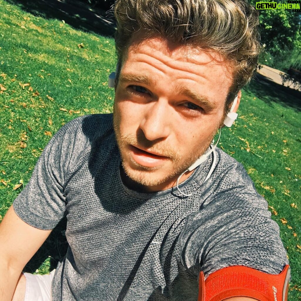 Richard Madden Instagram - Sunday morning run nearly killed me, this time last week I was definitely not doing a 10k... #RunningNotRaving #RIPGlasto17