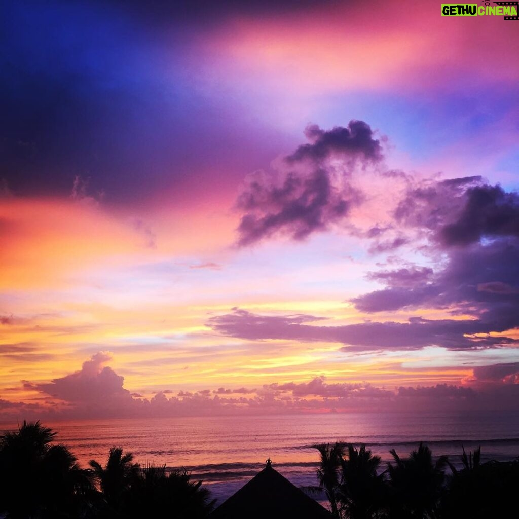 Richard Madden Instagram - Beautiful day now stunning sunset in Bali, storm on the way too... Heaven.