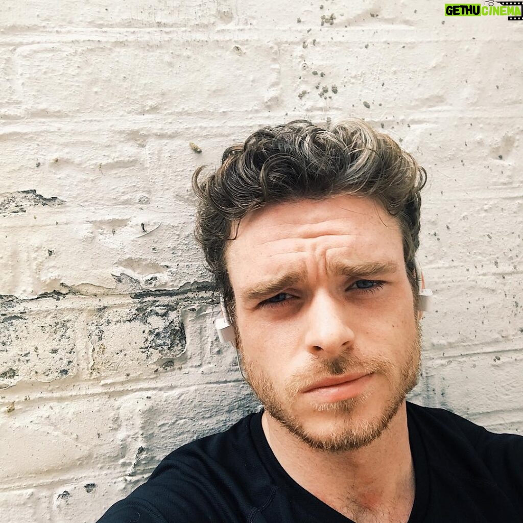 Richard Madden Instagram - Where is this runners high they talk of? #Sunday10k #RunningNotRaving 🕳🏃🏻