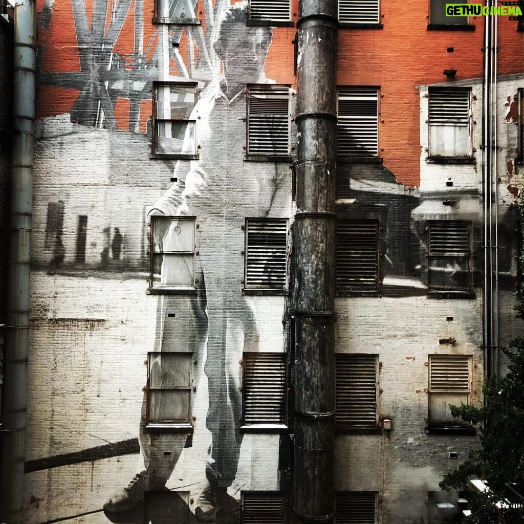 Richard Madden Instagram - Snowy NYC 🥶