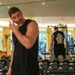 Rico Verhoeven Instagram - YES…..I’m on vacation YES…..I’m enjoying myself YES……I’m taking a day off now and then Being in the gym isn’t a obligation nobody is forcing me to go but it’s a lifestyle. Turning a thought, a motivation into a habit is really hard but it’s just as breathing……just do it.