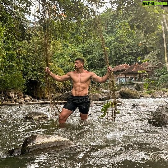 Rico Verhoeven Instagram - Going head to head with Tarzan in the Bali jungle ✈️☀️ I think if Tazan would touch my burned shoulders I would lose already 🤣🤣🤣 Thanks for the experience @corendon.nl