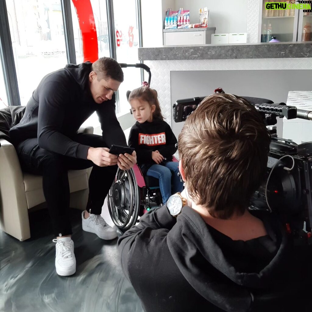 Rico Verhoeven Instagram - Helping Sara and @voor_sara is without a doubt one of the best decisions I made in life. "EACH ONE TEACH ONE" we're all here for a short period of time and some have more than others...but what do you do with what you have? Share it.....Give back.......we can't take it with us. So for me becoming ambassador for @voor_sara was a no brainer, me and my team read about Sara in the newspaper a girl who is fighting a rare muscle disease and isn't sure what her future will hold because a flu could already be fatal. So a charity was created not just for Sara but for every one with the LAMA2-MD muscle disease. Throughout the years we raised enough money to finally start research and hopefully find a cure. I want to thank everyone that ever donated your donation is making a difference 🙏🏻 and ofcourse everybody envolved from Sara's family to every single person working/helping @voor_sara because we're giving back and trying to leave the world a little bit better than we found it. ❤️