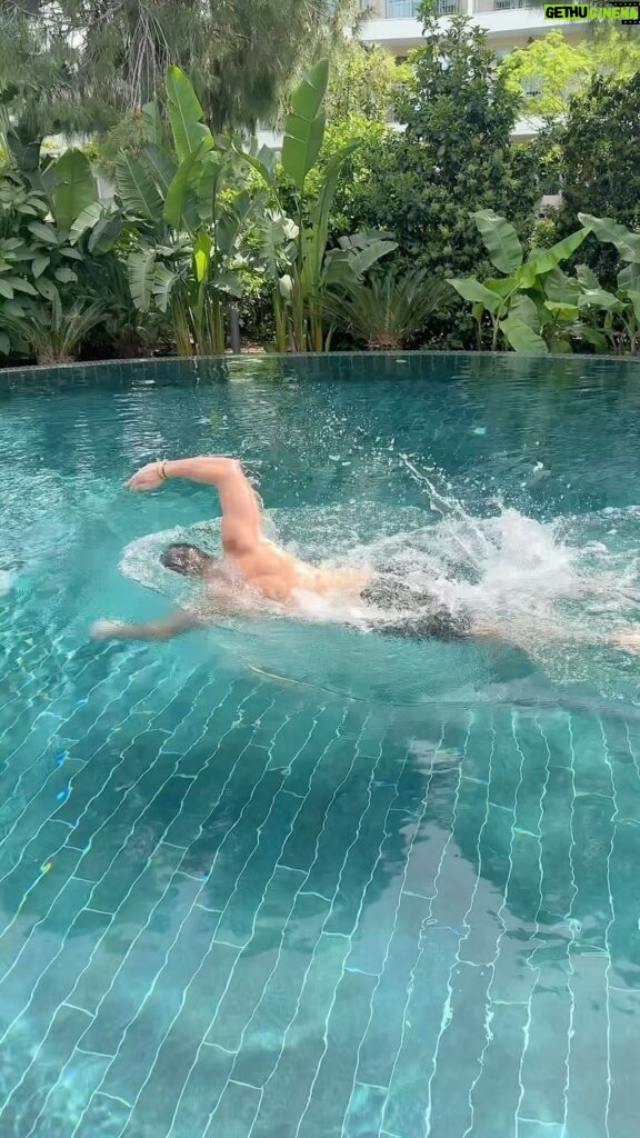 Rico Verhoeven Instagram - This is the swim workout 🙄🤣 I know it needs some work….but I’m trying 🤪
