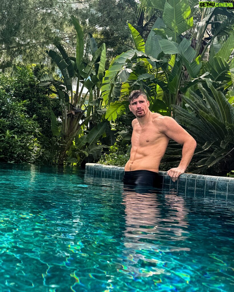 Rico Verhoeven Instagram - Quick snap shot during my swim workout…..I find swimming such a tough workout, when I see pro’s swim they cut through the water like a 🐬……..people look at me when I’m swimming and think I’m drowning 🤣 Shall I post the video? 🤣
