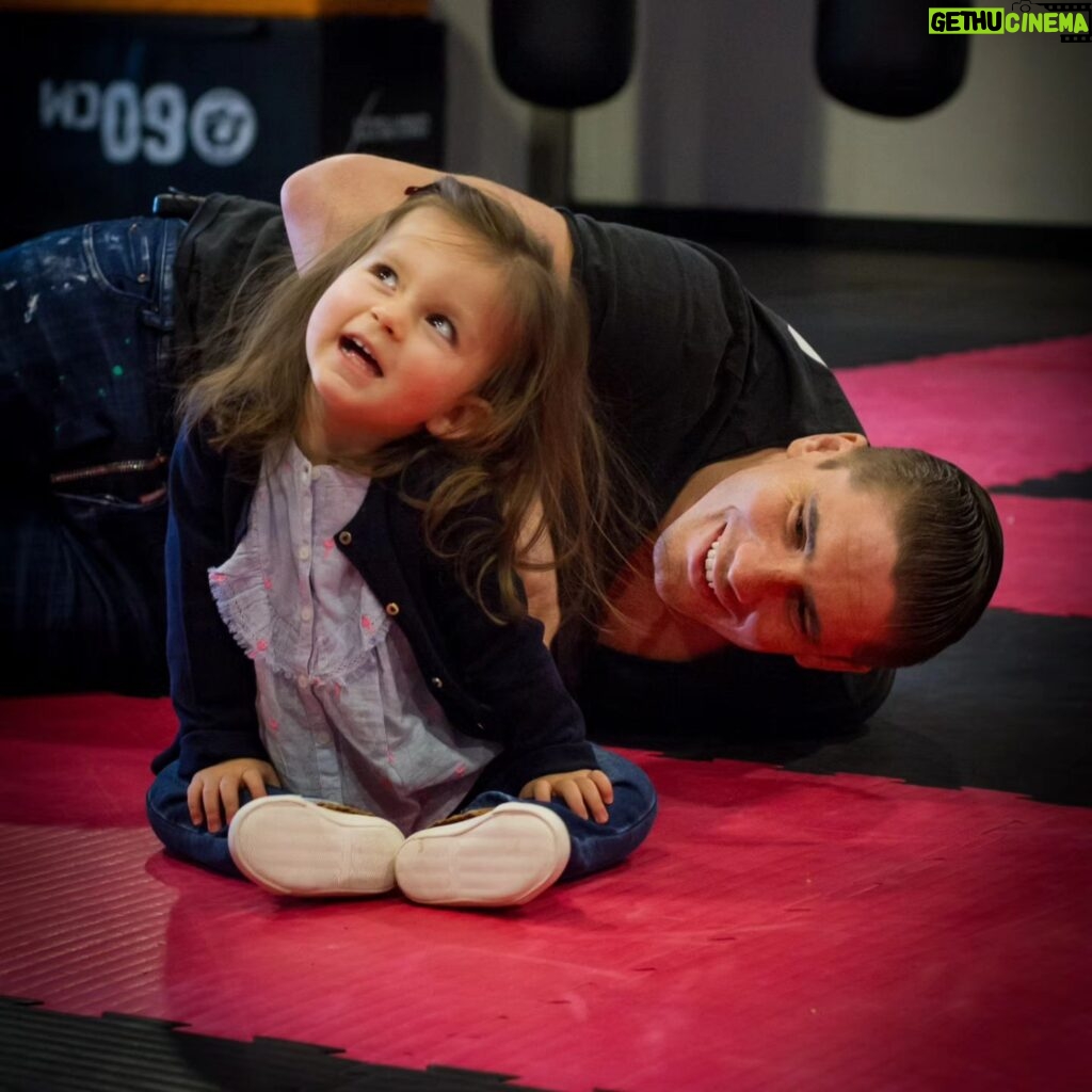 Rico Verhoeven Instagram - Helping Sara and @voor_sara is without a doubt one of the best decisions I made in life. "EACH ONE TEACH ONE" we're all here for a short period of time and some have more than others...but what do you do with what you have? Share it.....Give back.......we can't take it with us. So for me becoming ambassador for @voor_sara was a no brainer, me and my team read about Sara in the newspaper a girl who is fighting a rare muscle disease and isn't sure what her future will hold because a flu could already be fatal. So a charity was created not just for Sara but for every one with the LAMA2-MD muscle disease. Throughout the years we raised enough money to finally start research and hopefully find a cure. I want to thank everyone that ever donated your donation is making a difference 🙏🏻 and ofcourse everybody envolved from Sara's family to every single person working/helping @voor_sara because we're giving back and trying to leave the world a little bit better than we found it. ❤️