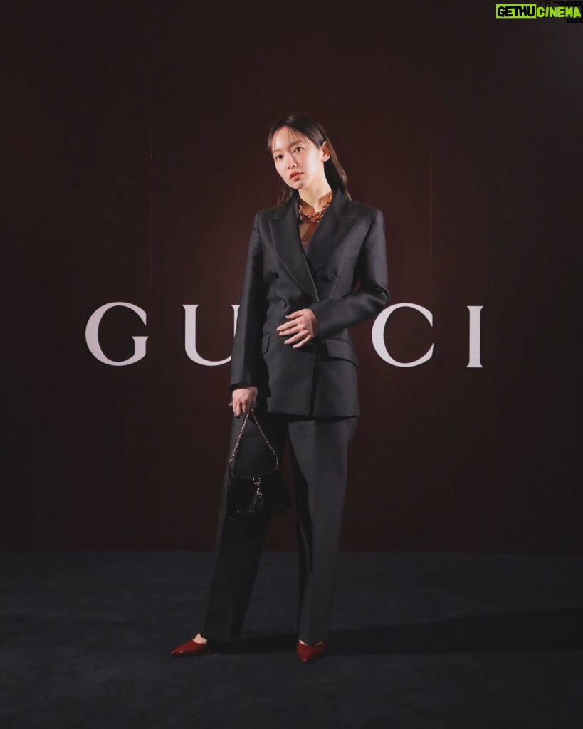 Riho Yoshioka Instagram - 🖤 GUCCIの新しいクリエイティブ・ディレクター サバト・デ・サルノ氏のデビューコレクション 「Gucci Ancora」がローンチされました🖤 「ancora – もう一度、もっと、ファッションに恋をしよう」というメッセージが込められているそうです。 昨日は真っ赤に染め上がった空間に恋する日になりました🖤私は全体的にシックにまとめたブラックスーツにancoraカラーのパンプスを合わせました🐈‍⬛ make: @conomii ❤︎ @Gucci @sabatods #GucciAncora