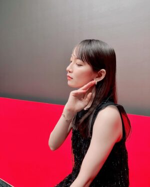 Riho Yoshioka Instagram - 映画"怪物の木こり"
Japan premier🐈‍⬛◾️🫦🧛🏻‍♀️🍫Halloween仕様,

12月1日公開!

dress @emporioarmani
jewelry @boucheron

@warnerjp_official 
#映画　#怪物の木こり　#ﾊﾛｳｨﾝ