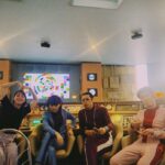Riho Yoshioka Instagram - "時をかけるな、恋人たち" 新しい愉快なタイムパトロールメンバー達👾 伊藤万理華ちゃん、ヨーロッパ企画石田剛太さん、シソンヌじろうさんとお贈りします🫶🏻わくわく。 瑛太さんが撮ってくれたー！ #ドラマ　#10月10日 #トキコイ @kadora_11 @kantele8ch @uragota @sissonne_jiro
