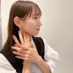 Riho Yoshioka Instagram - 『時をかけるな、恋人たち』新キャスト 西垣匠君と明日番宣出演します🐈‍⬛🐈‍⬛ ドラマでは懐っこくて可愛い西垣君の魅力がたっぷり詰まってます!西垣君ファンの方もお楽しみに。 "FNSドラマ対抗お宝映像アワード"2023秋。 明日25日20時〜 withじろうさん🐈 あ、勿論じろうさんファンの方もお楽しみに！ @sho_nishigaki_official @sissonne_jiro #ドラマ　#トキコイ #時をかけるな恋人たち シャツ.ワンピース @enfold_official ネックレス.ピアス.イヤカフ @eney_jewelry @hirotakajewelry