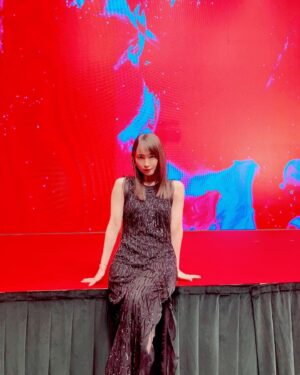 Riho Yoshioka Instagram - 映画"怪物の木こり"
Japan premier🐈‍⬛◾️🫦🧛🏻‍♀️🍫Halloween仕様,

12月1日公開!

dress @emporioarmani
jewelry @boucheron

@warnerjp_official 
#映画　#怪物の木こり　#ﾊﾛｳｨﾝ